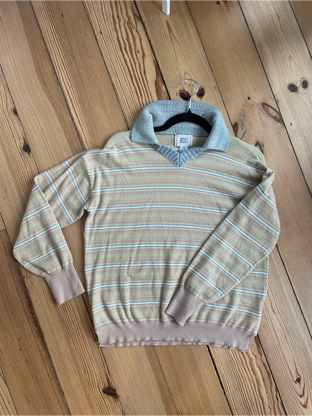 BDG Striped V‑Neck Sweater in Beige with Light Blue Collar